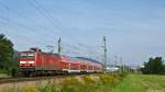 Leicht verspätet zieht 143 217-8 eine RB von Naumburg nach Saalfeld in Richtung Rothenstein (Saale), wo in Kürze der nächste Halt bevorsteht. (03.09.2011)